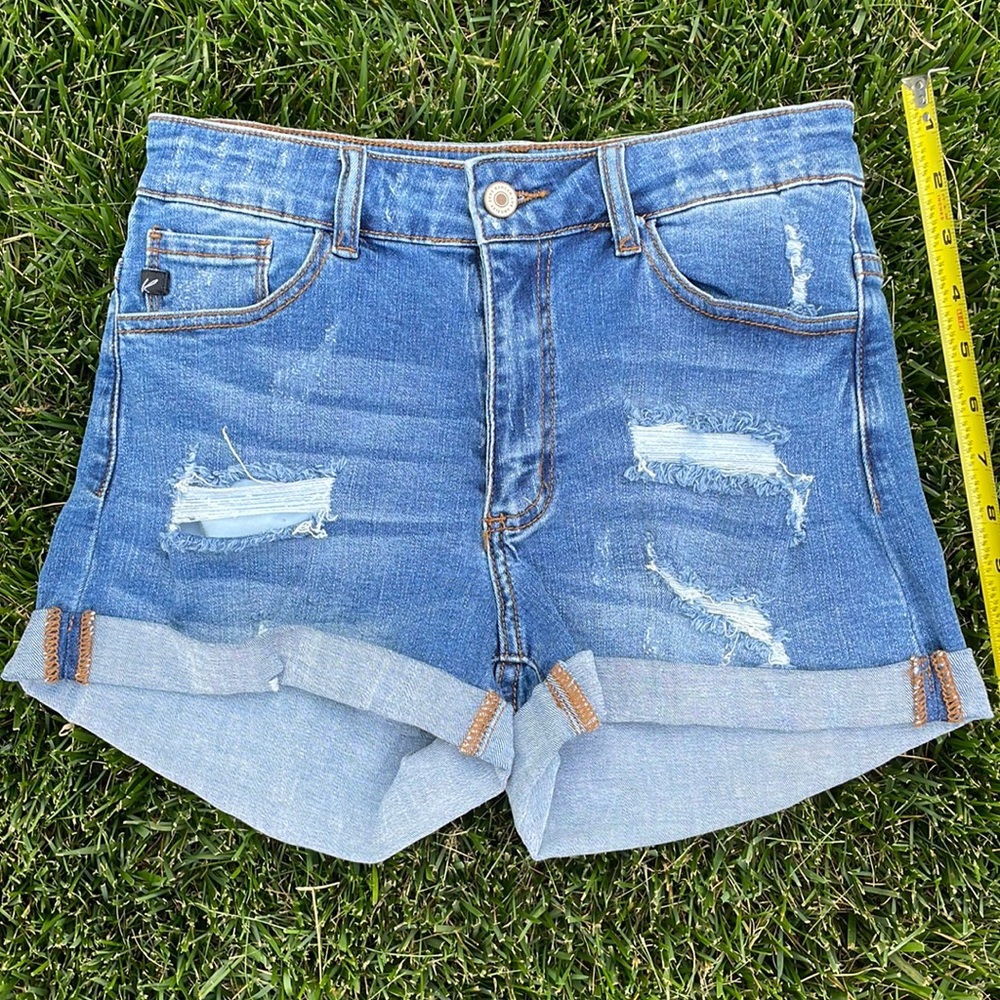 KanCan denim cuffed short. Women’s 5 waist 26” waist to bottom of cuff.